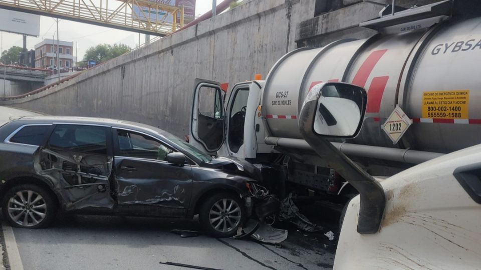 Camioneta y pipa chocan en Morones Prieto