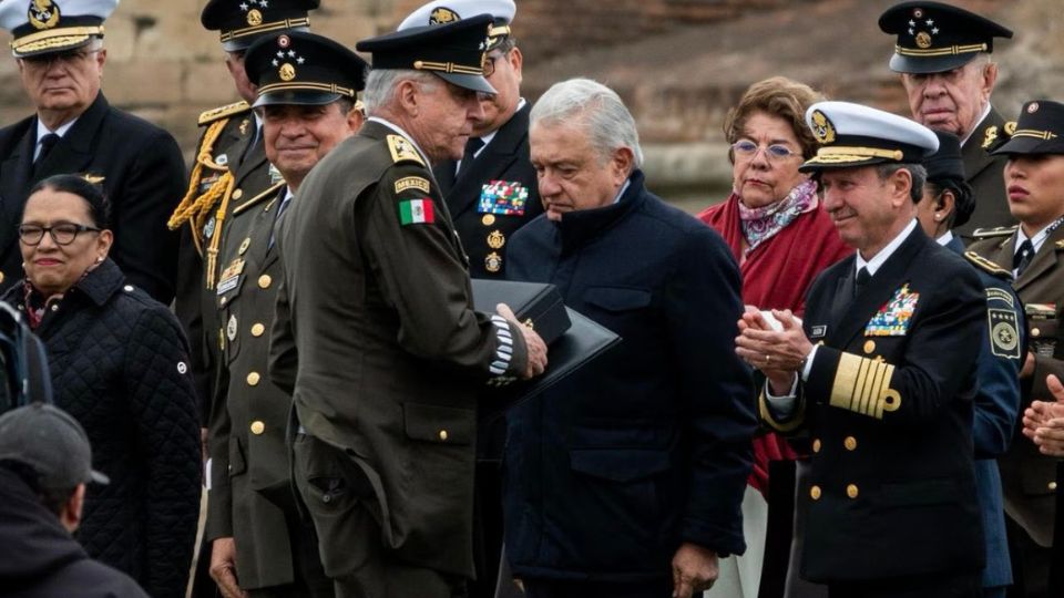 Entrega de medalla a Salvador Cienfuegos, exjefe del Ejército mexicano de 2012 a 2018.