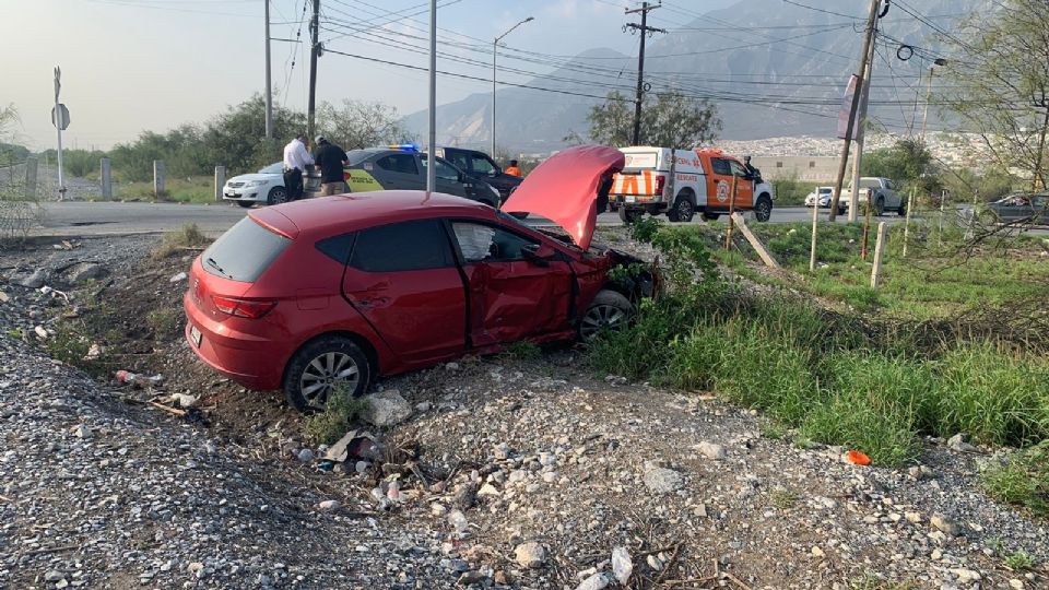 Auto impactado por el tren en Santa Catarina.