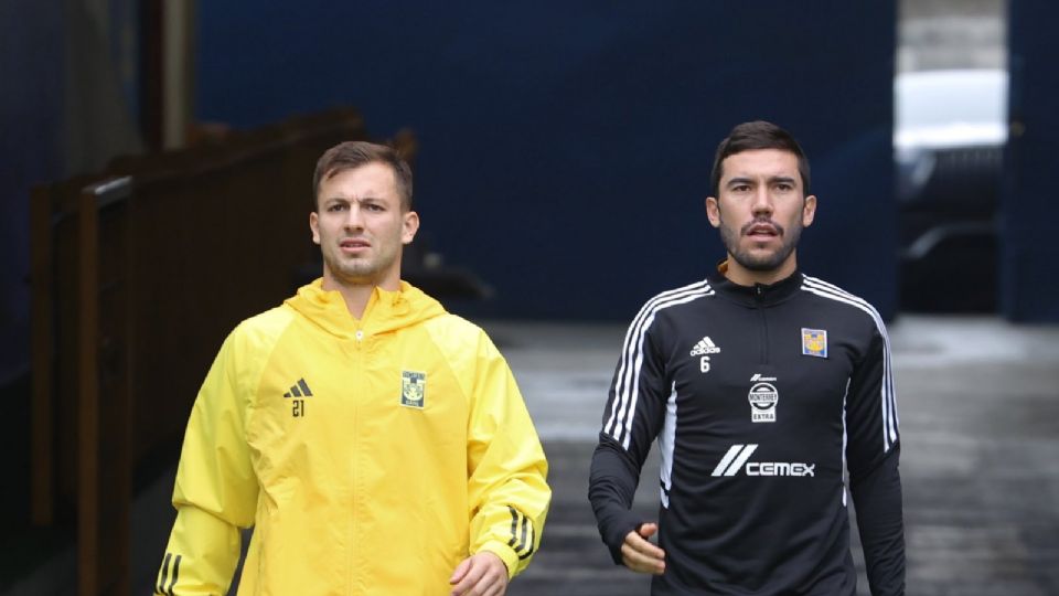 Eugenio Pizzuto y Juan Pablo Vigón salen a la cancha del Estadio Universitario para un entrenamiento con Tigres