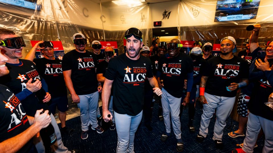 Justin Verlander y algunos jugadores de Astros celebran avanzar a la Serie de Campeonato