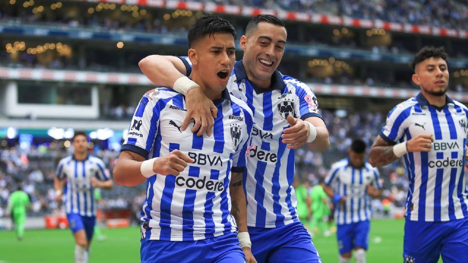 Maxi Meza y Rogelio Funes Mori celebran una anotación en el partido ante Bravos