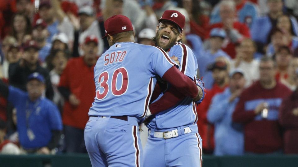 Gregory Soto y Bryce Harper celebrando la victoria de los Phillies.