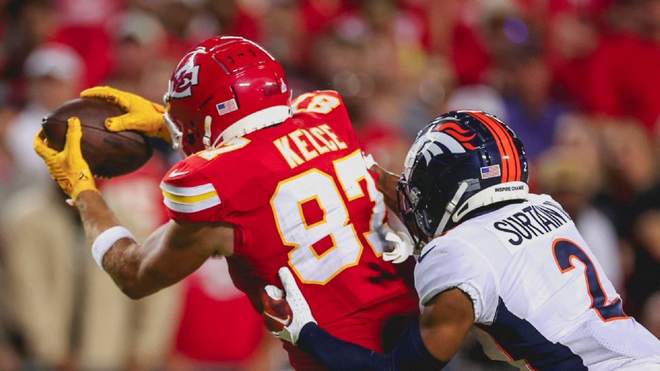 Travis Kelce durante el encuentro ante los broncos.