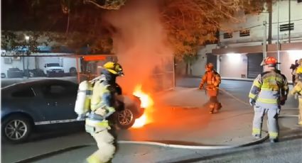 Se incendia auto en el centro de Monterrey; no hay lesionados