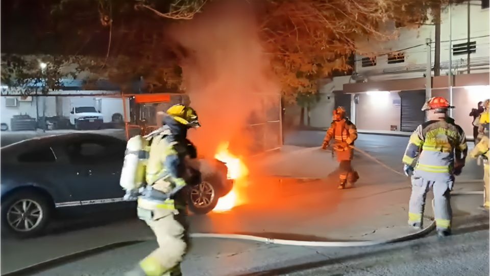 Auto se incendia en el centro de Monterrey