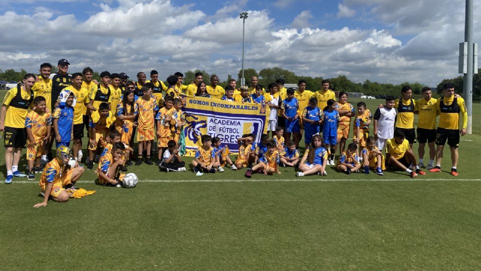 Al final de la práctica, jugadores del primer equipo conviven con cerca de un centenar de niños de cuatro Academias Tigres en Estados Unidos.