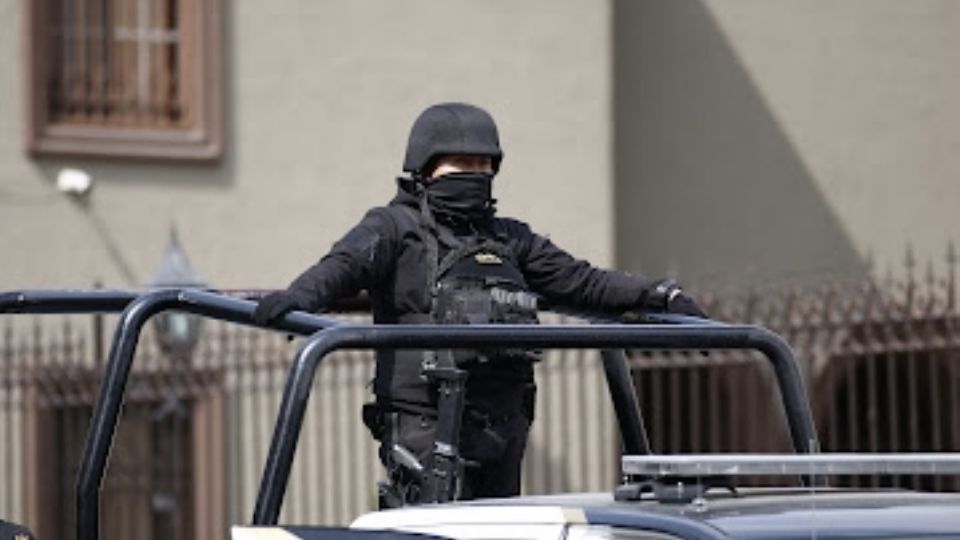 Policías de Fuerza Civil patrullan en Monterrey