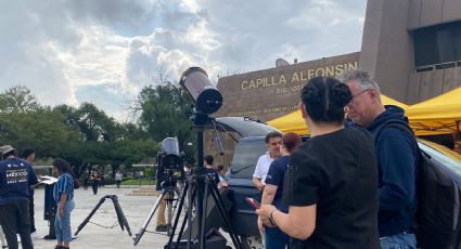 Estudiantes y maestros observan el Eclipse Solar en la Explanada de Rectoría