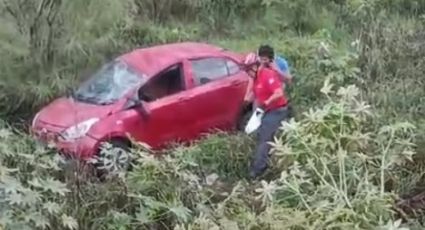 Auto vuelca y cae al río Santa Catarina