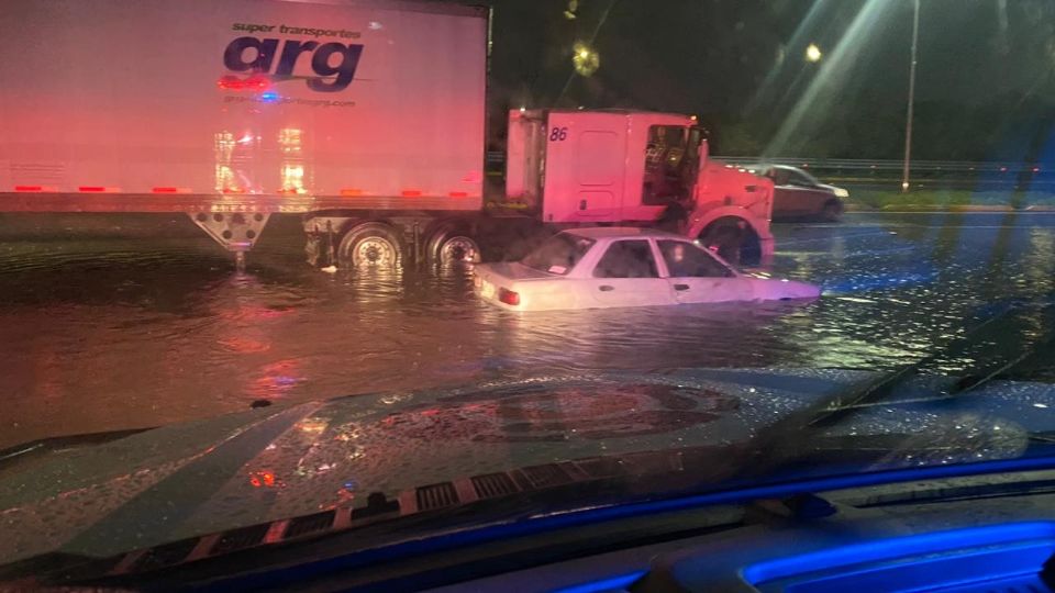 Auto inundado por lluvia