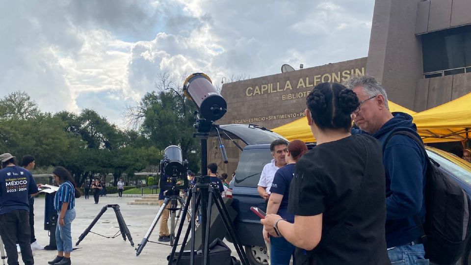 Estudiantes presencian el Eclipse Solar en Rectoría