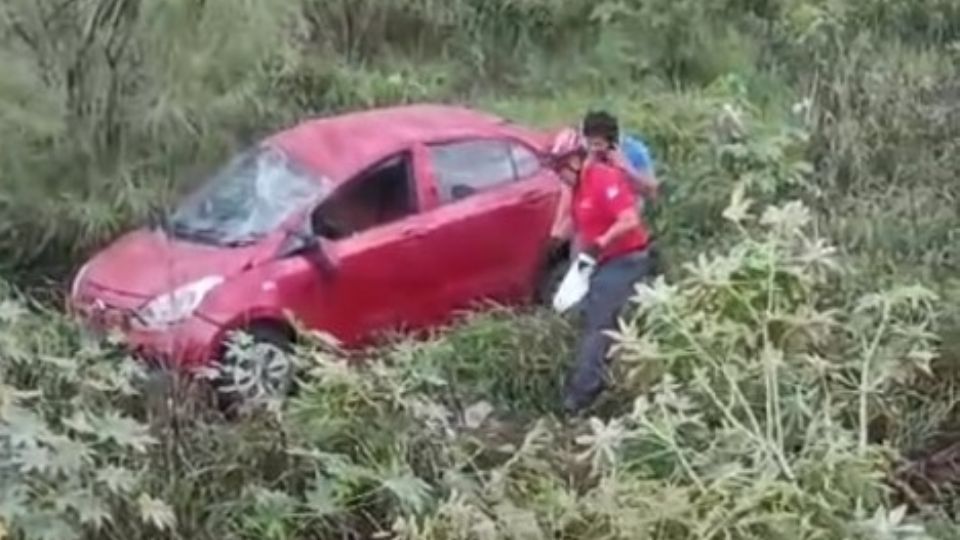 Auto cae al lecho del río Santa Catarina