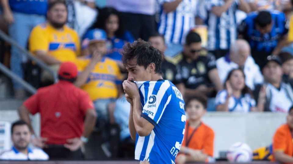 Daniel Parra, celebrando el gol al medio tiempo en el Clásico Regio 134