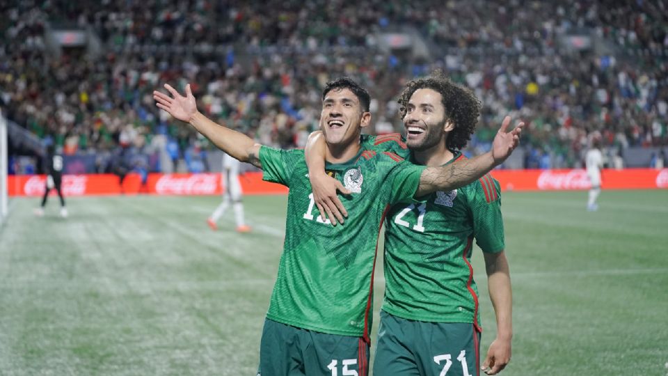 Uriel Antuna y César Huerta, festejando el gol de Antuna.