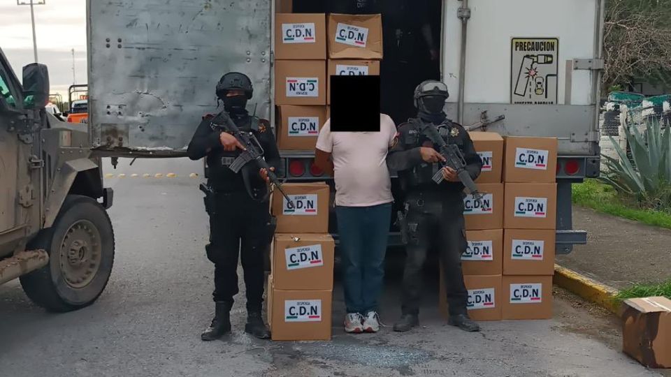 Elementos de Fuerza Civil resguardando al chofer del tractocamión que transportaba las despensas.