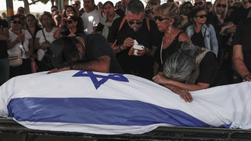 Familiares y parientes lloran en el funeral de Antonio Macías en el cementerio Pardes Chaim en Kfar Saba, Israel, el 15 de octubre de 2023.