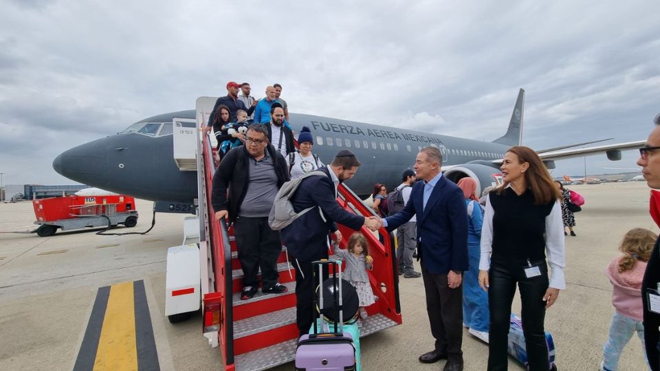 Mexicanos en su arribo a España procedentes de Israel.