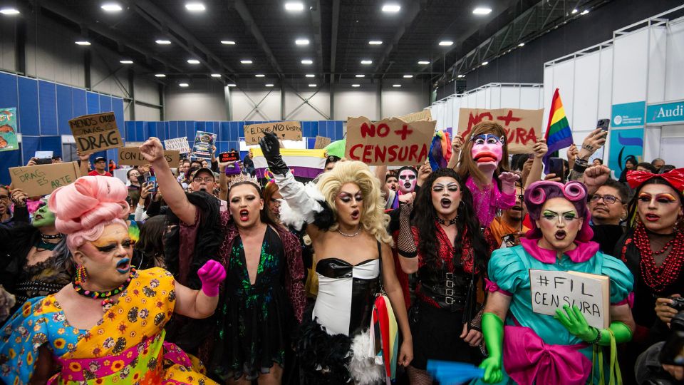 Integrantes del colectivo Percha LGBT+ en manifestación durante la Feria del Libro, en Monterrey.