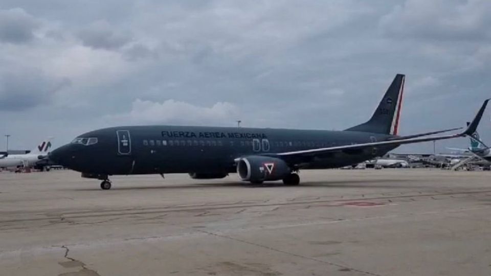 Avión de la Sedena en el aeropuerto de Tel Aviv, en Israel.