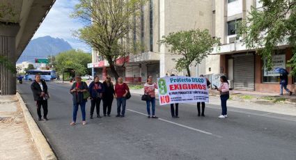 Extrabajadores de Protecto Deco bloquean avenida Colón por falta de pago