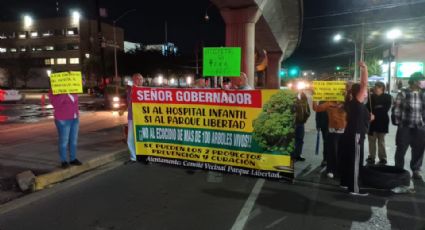 Vecinos bloquean vialidad por eliminación del Parque Libertad para construir Hospital Infantil