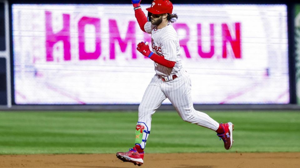 Bryce Harper hizo dos anotaciones para los Phillies ante los Dbacks.