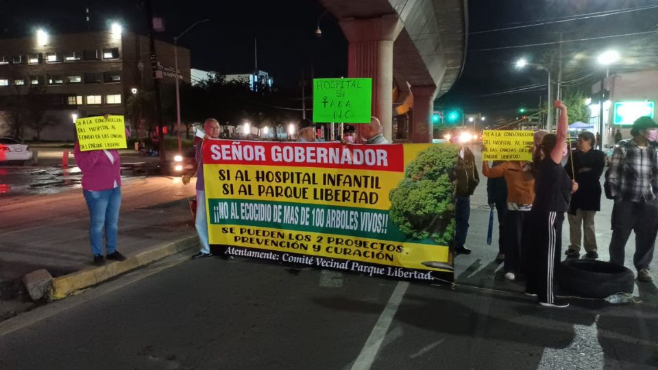 Vecinos en protesta en la avenida Rodrigo Gómez en su cruce con Palacio de Justicia, en Monterrey.