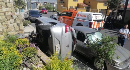 Auto se estrella frente a casa y provoca fuga de gas en zona Cumbres