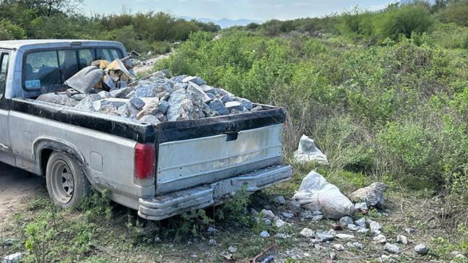 Hombre detenido en Escobedo por tirar escombro