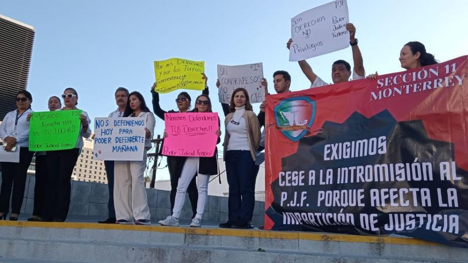 Trabajadores del Poder Judicial protestan en Monterrey