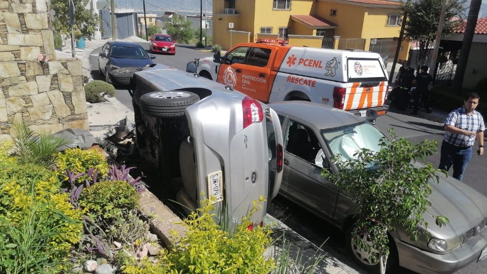 Auto vuelca en zona Cumbres