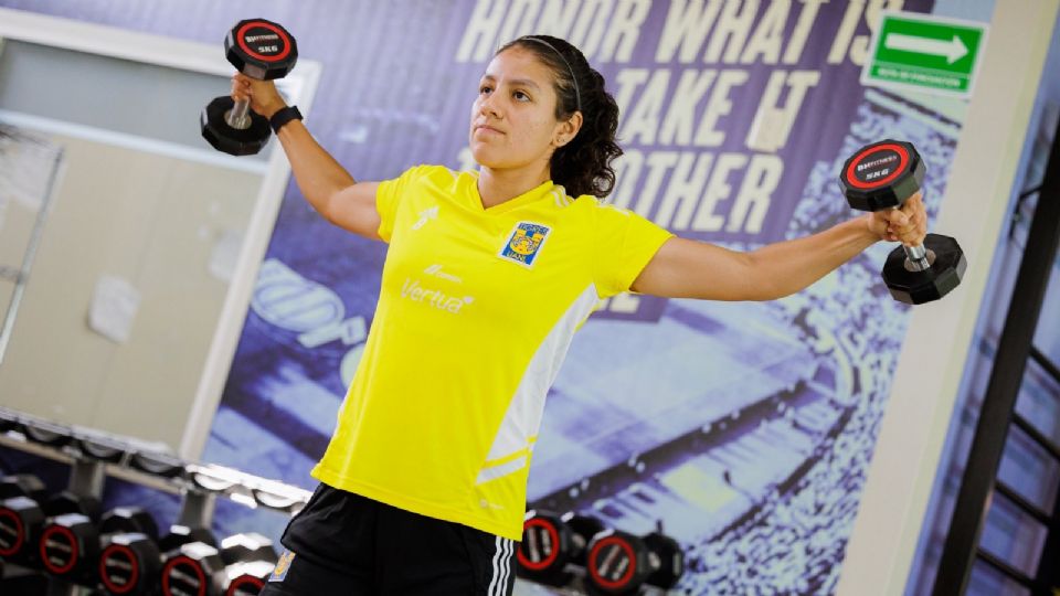 Alexia Delgado realizando trabajo de gimnasio en una práctica de Tigres Femenil