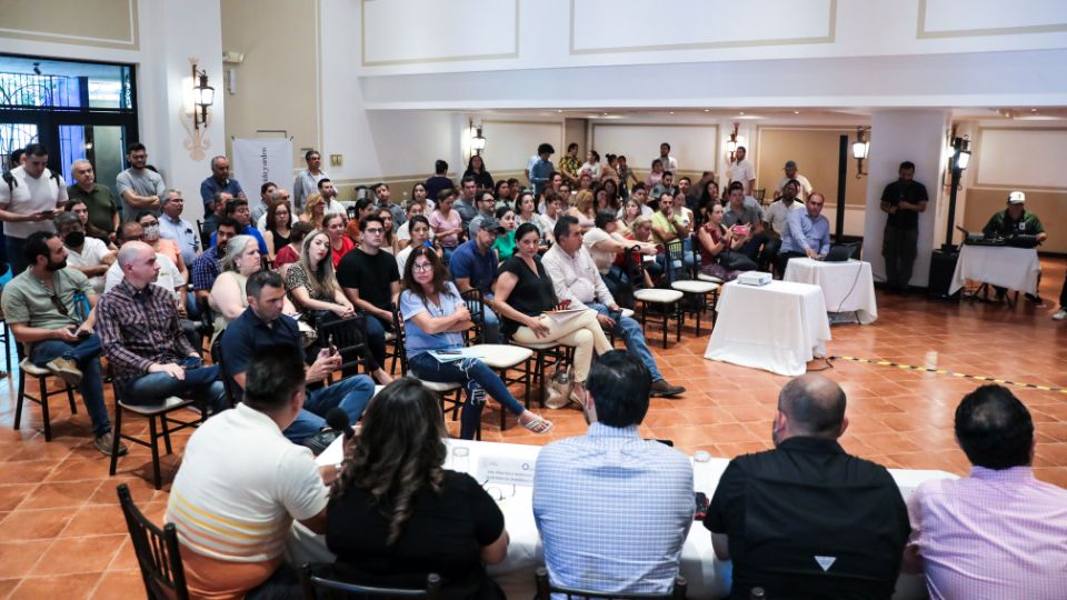 Reunión de afectados con autoridades del municipio de Santiago durante junio de 2023.