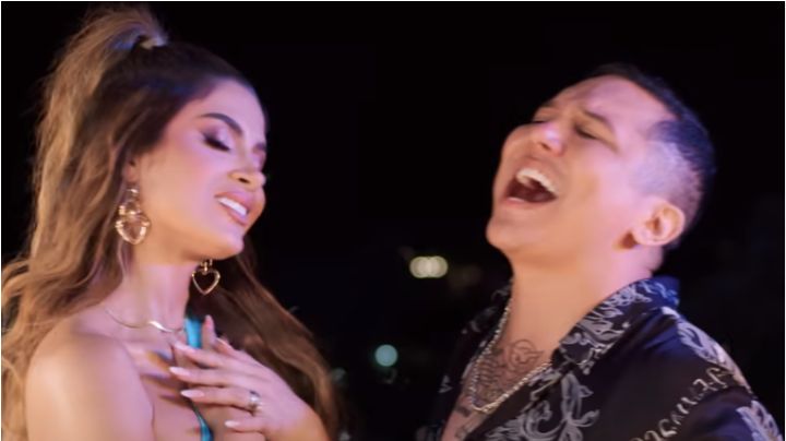 Kimberly Flores ignora las burlas y debuta como cantante