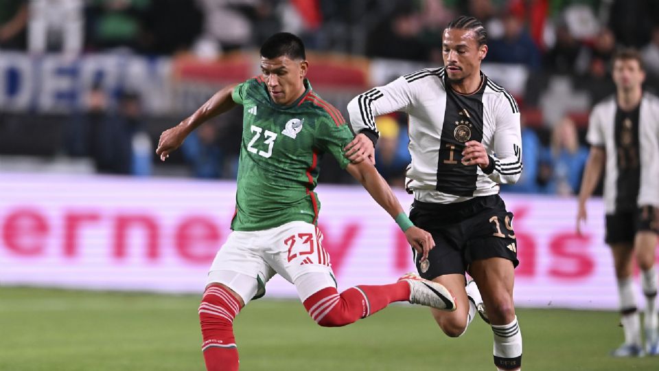 Jesús Gallardo disputa un balón en el amistoso entre México y Alemania