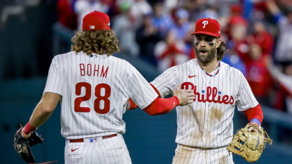 Alec Bohm junto a Bryce Harper celebran el triunfo de los Filis ante D-backs en el segundo de la serie.