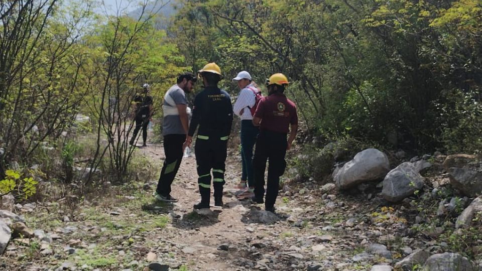 Elementos de Protección Civil de Escobedo durante el rescate.