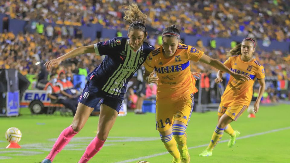 Christina Burkenroad disputa el balón con Jacqueline Ovalle en la última edición del Clásico Regio disputado en el Estadio Universitario