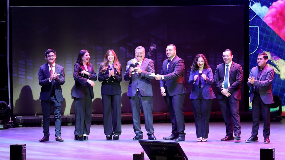 Autoridades de la UANL, lideradas por Santos Guzmán, rector de la Máxima Casa de Estudios.