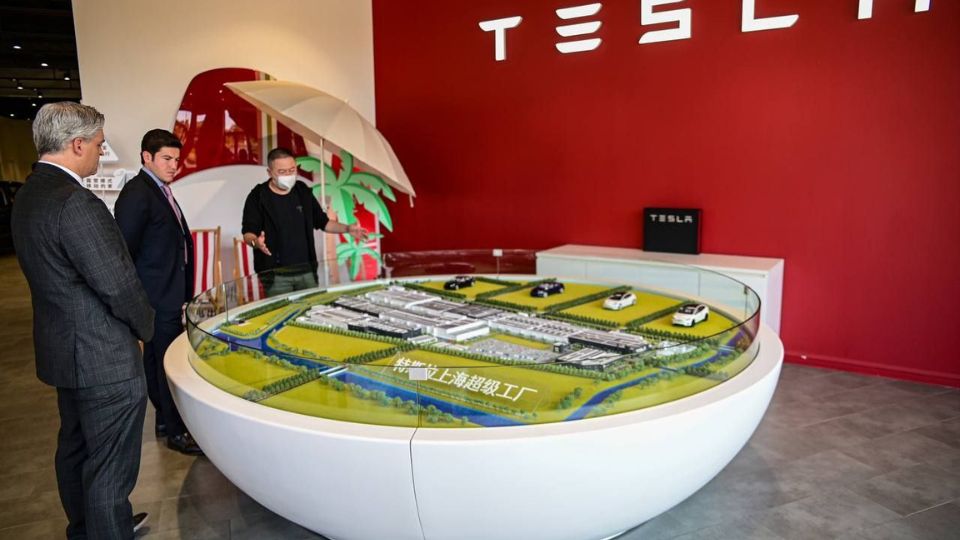 Samuel García de visita en la planta de Tesla en Shangai.