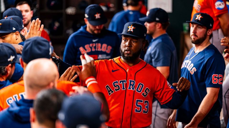 Cristian Javier es felicitado por sus compañeros en el dugout de los Astros tras ser relevado en el Juego 3 de la Serie de Campeonato de la Liga Americana