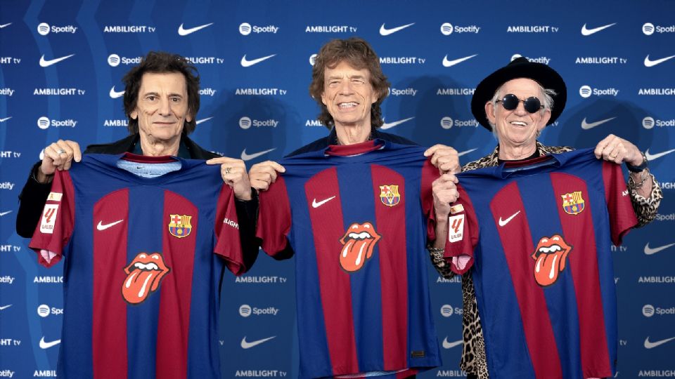 Mick Jagger (c), Keith Richards (d), y Ronnie Wood (i), con las camisetas con el logotipo de la lengua y los labios de los Rolling Stones que el Barcelona lucirá ante el Real Madrid