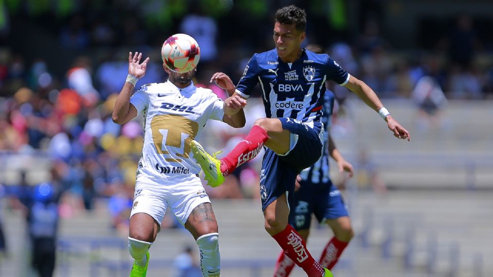 Hector Moreno del Monterrey disputa un balón durante el juego de la jornada 14 del Torneo Clausura 2022 en el Olímpico Universitario