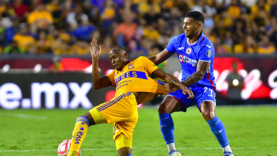 Luis Enrique Quinones (I) del Tigres y Juan Marcelo Escobar (D) del Cruz Azul disputan el balón durante el juego de la Jornada 1 del Torneo Apertura 2022