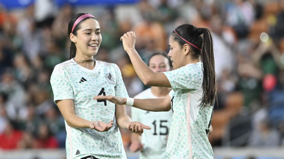 Greta Espinoza y Jacqueline Ovalle celebran una anotación con la Selección Mexicana