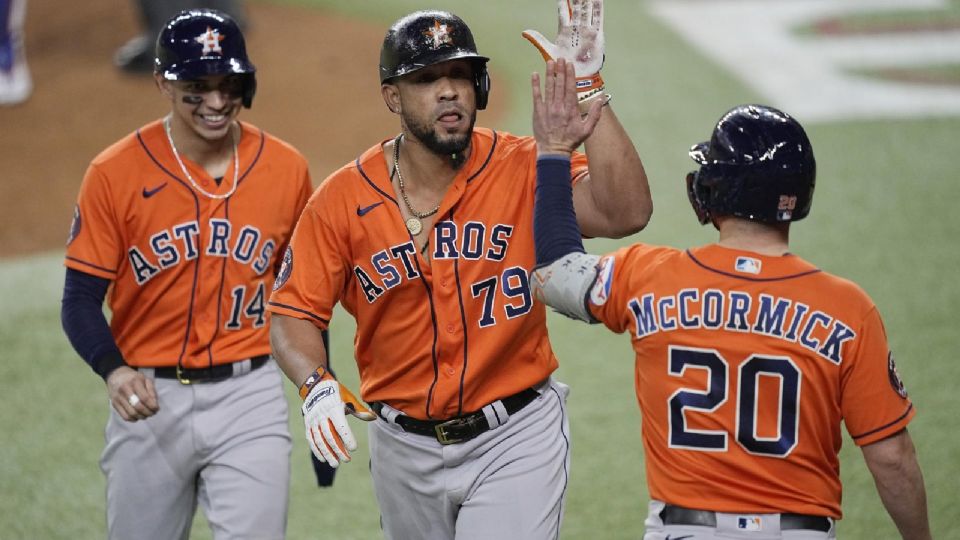 Jose Abreu, Mauricio Dubon y Chas McCormick celebrando la victoria de los Astros sobre los Rangers.