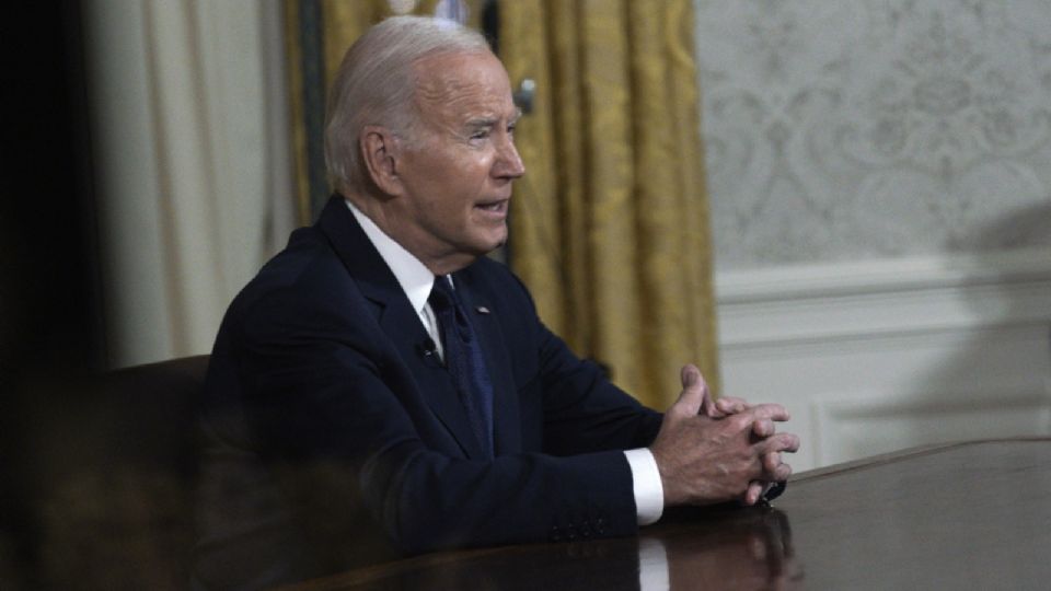 El presidente estadounidense, Joe Biden, pronuncia un discurso a la nación en horario de máxima audiencia sobre sus enfoques sobre el conflicto entre Israel y Hamás, la asistencia humanitaria en Gaza y el continuo apoyo a Ucrania en su guerra con Rusia, desde la Oficina Oval de la Casa Blanca en Washington. Estados Unidos, 19 de octubre de 2023