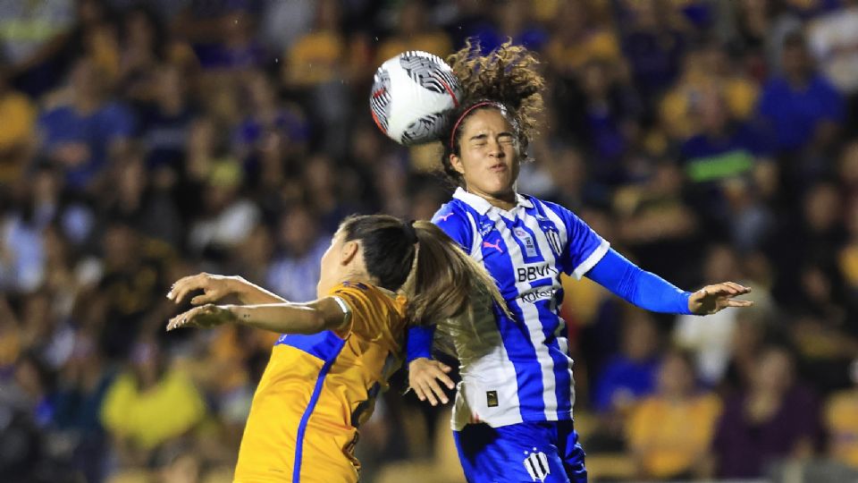 Diana García disputando el balón contra Anika Rodríguez.