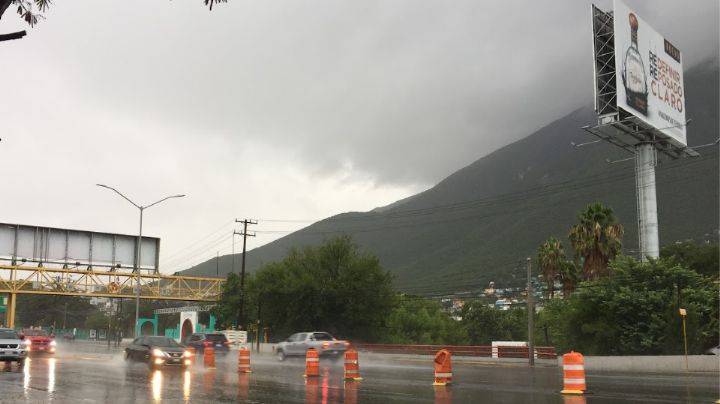 Toma tus precauciones: Advierten noche de chubascos para Nuevo León